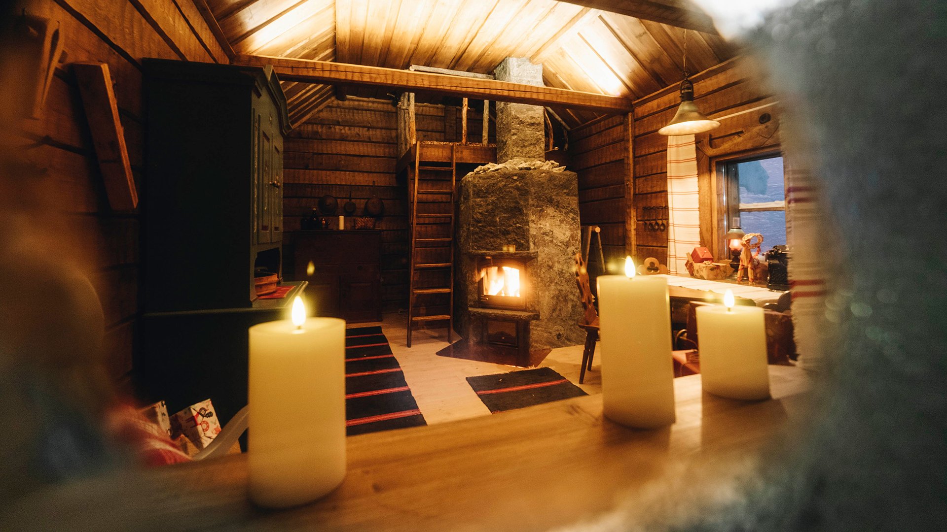 Santas_cabin_window_Tulikivi_fireplace_1920x1080px
