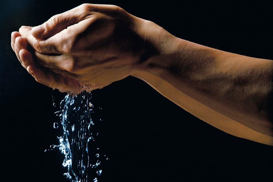 Kädet_vesipisarat_900x600px