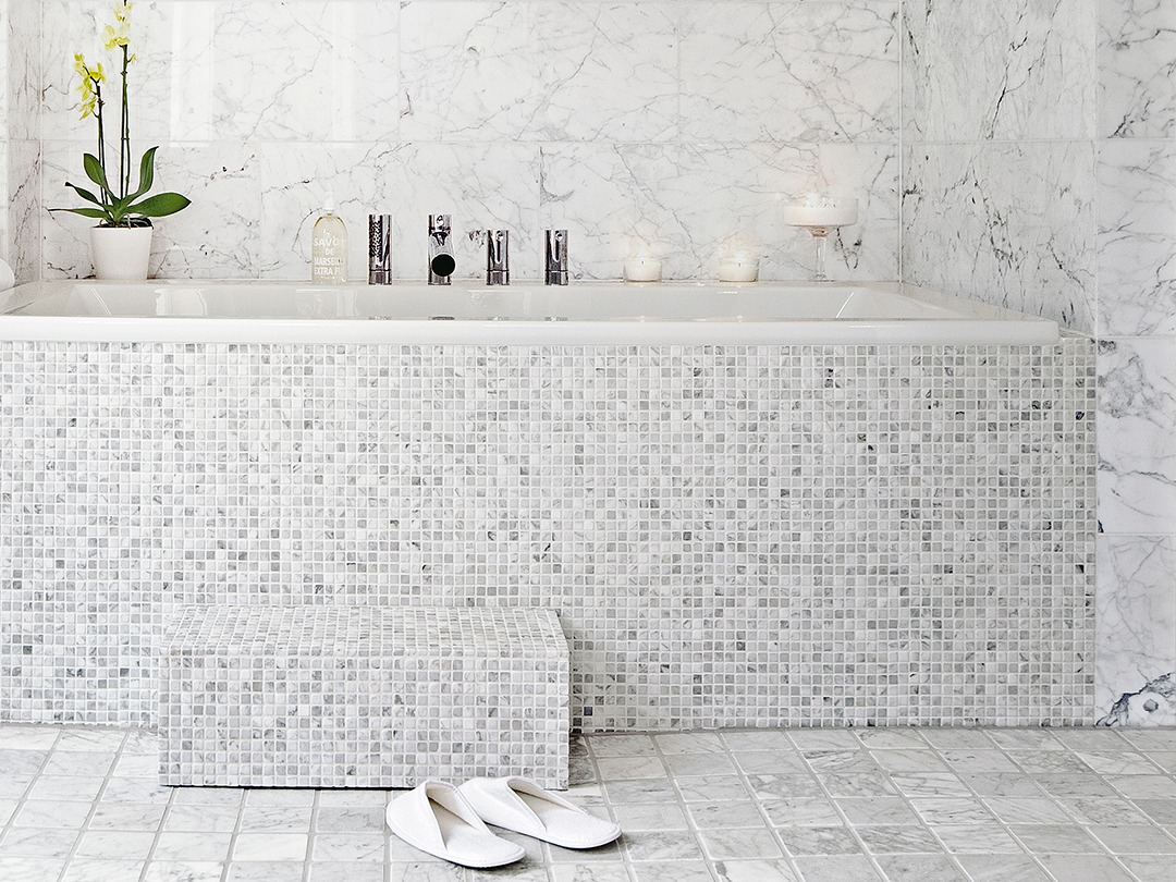 Tulikivi marmorimosaiikki kylpyhuoneessa